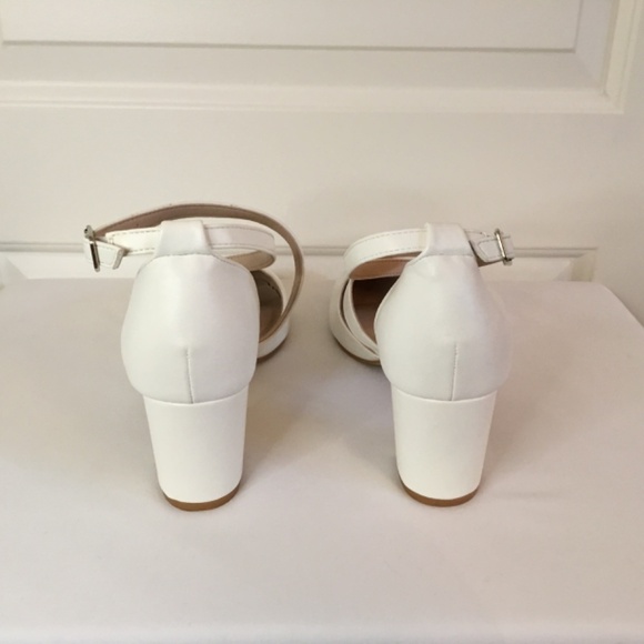 Women’s Mary Jane Closed Toe Low Block Heels - Picture 6 of 8